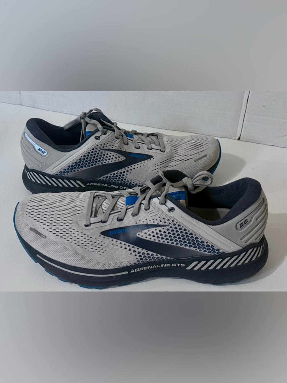 Brooks Adrenaline GTS  Cushion Support Running Shoe Light Gray Mens Size 14